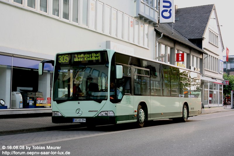 16.08.08: Ein Wagen der Saarbus, SB-US 294, steht abfahrbereit am Stummdenkmal. Der Citaro bedient die Linie 305 nach Ludwigsthal