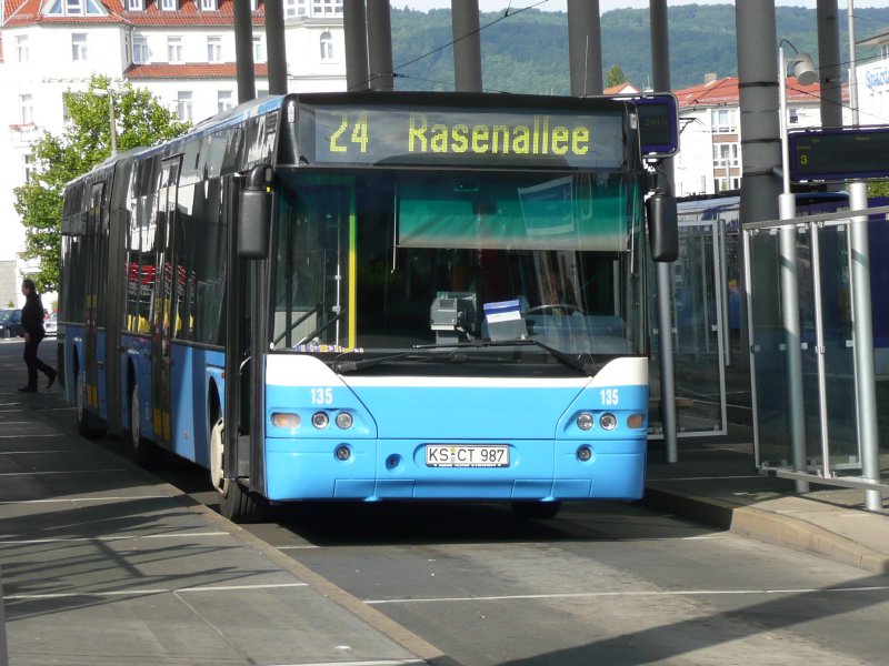 16.09.08,NEOPLAN der KVG Nr.135 vor dem Bf.Kassel-Wilhelmshhe.