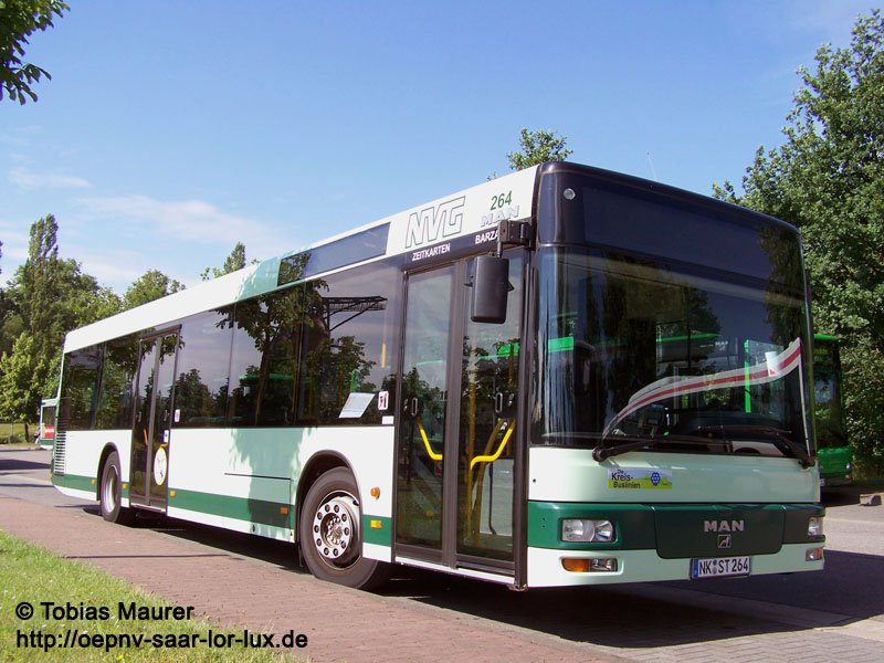 17.06.08: Auch NVG Wagen 264, ein MAN NL 263, steht auf dem Busparkplatz am Spitzbunker.