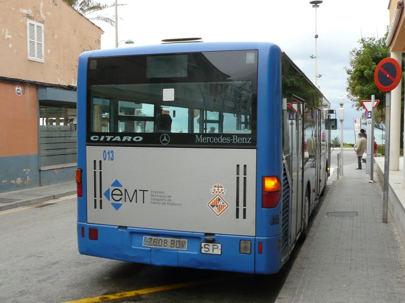 18.11.08,MB-CITARO der EMT Nr.013 in S´Arenal auf Mallorca/Spanien.Der Bus besitzt auf der rechten Seite drei Tren. 