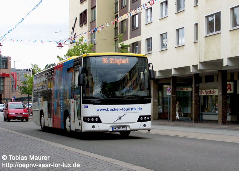 19.06.08: NK-HB 170 befhrt die Neunkircher Lindenalle, unterwegs auf der R6 nach St. Ingbert. Dieser Volo 8700 LE ghrt zum Fuhrpark von Hort Becker Touristik in Spiesen-Elversberg und wirbt fr dessen Reiseprogramm.