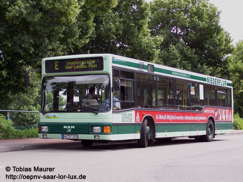 19.06.08: NVG Wagen 251. Er ist der letzte, an die NVG gelieferte NL 202. Als Einsatzwagen  E  nach Wemmetsweiler konnte ich den Wagen am Abstellplatz Lindenallee in Neunkirchen ablichten. Der Wagen wirbt für die IG Metall.