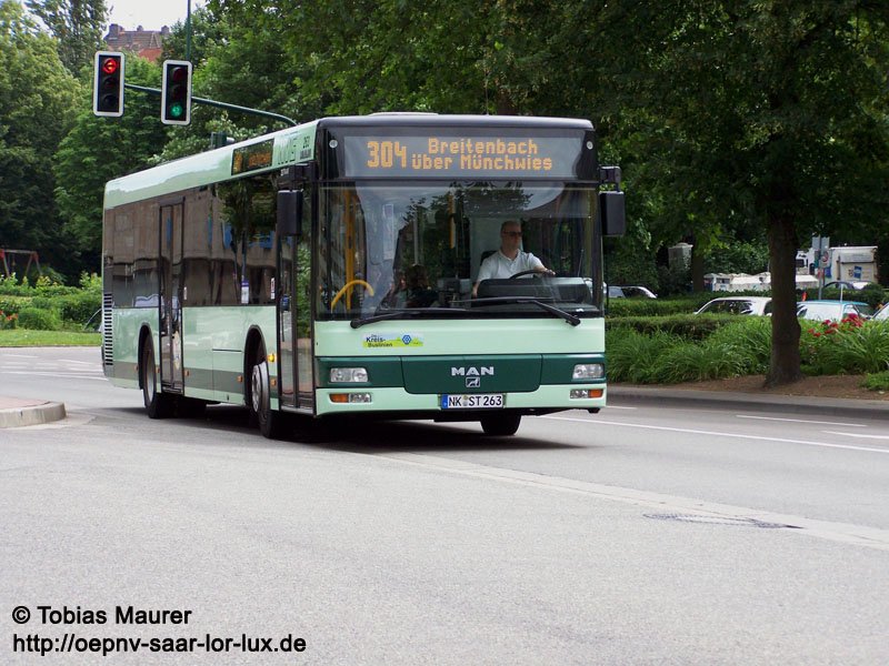 19.06.08: NVG Wagen 263, ein MAN NL 263 - passt ja ;-). Abgelichtet wurde er an der Haltestelle Lindenallee in Neunkirchen, fhrt als 304 nach Mnchwies. Seine Werbung wurde vor kurzem gelscht und auf dem Wagen 273 (ein neuer Citaro) im neuen Design aufgeklebt.