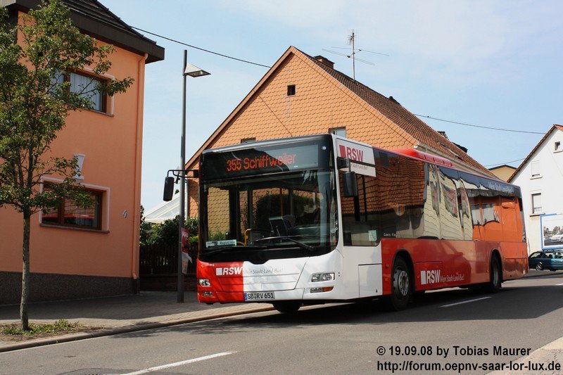 19.09.08: In Schiffweiler an der Haltestelle  Donnersberg  konnte ich den SB-RV 651 ablichten. Der MAN Lion's City  aus dem Jahr 2005 war auf der Linie 355 unterwegs zur Gesamtschule Schiffweiler.