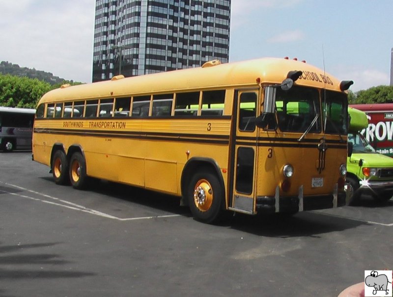1969er Crown School Bus.

Die Aufnahme entstand am 28. Juli 2006 vor den Universal Studios in Los Angeles (Kalifornien USA).