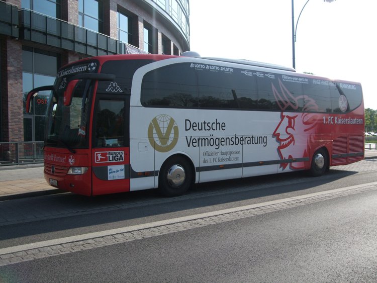 1.FC Kaiserslautern Bus vor dem Hotel Radisson SAS in der Langen Str. in Rostock.Aufgenommen am 30.04.09 um 17.15 Uhr an der Haltestelle Krpeliner Tor,Rostock
