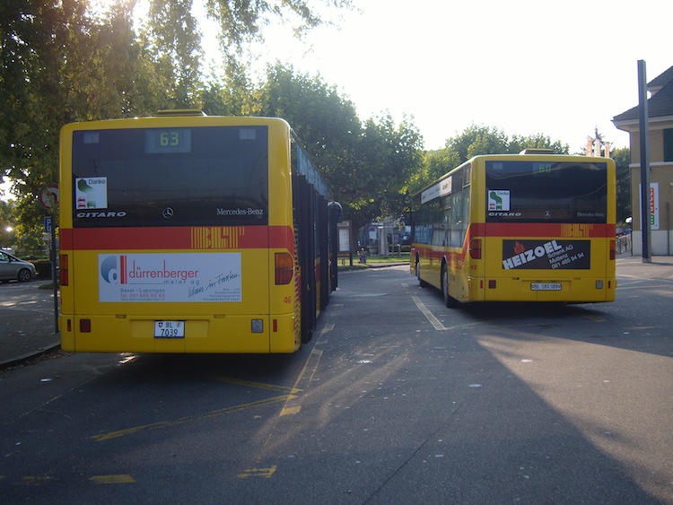 2 BLT-Citaros der gleichen Unterserie warten im Herbst 2009 am Bahnhof in Muttenz auf ihre Abfahrt: Die 3-türigen Wagen 42 und 46 aus 2006 auf den Linien 60 und 63. 