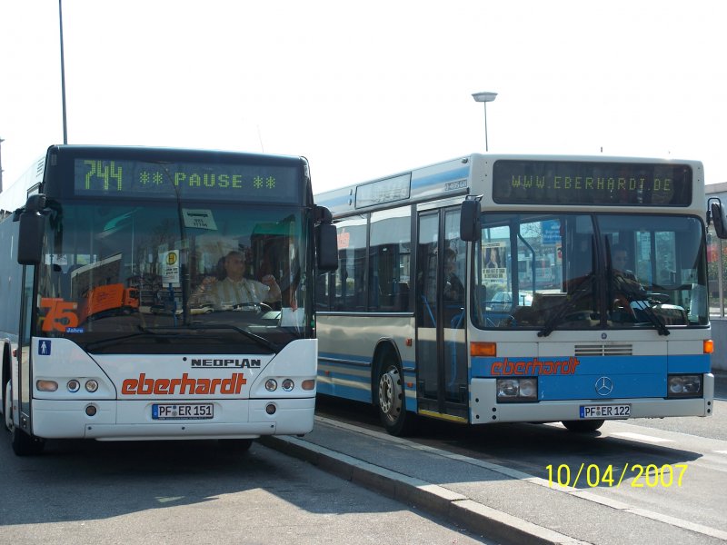 2 Generationen bei der Firma Eberhardt. Links ein Neoplan Centroliner N4416, rechts ein O405GN. Aufgenommen in Pforzheim HBF.