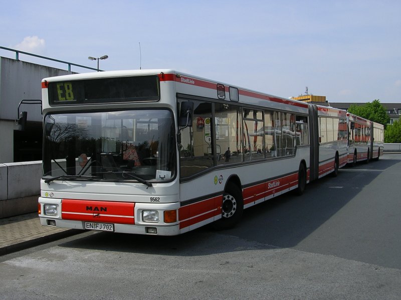 2 MAN Gelenkbusse in Gelsenkirchen Busbahnhof/Hbf. in Ruhestellung.Schalke spielt.(03.05.2008)