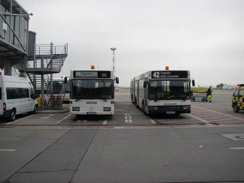 2 Passagier Transportbusse am Flughafen Berlin Schne-Feld! 17.05.08