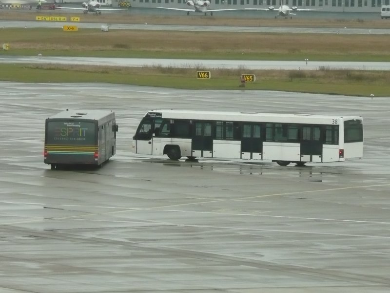 20.02.09,COBUS 3000 auf dem Flughafen Düsseldorf.