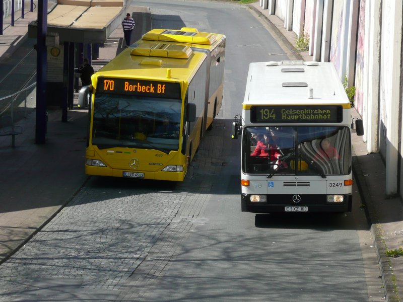 20.04.08,zwei Busgenerationen von Mercedes-Benz,EVAG Nr.3249 u.4522 am Busbahnhof in Essen-Steele.