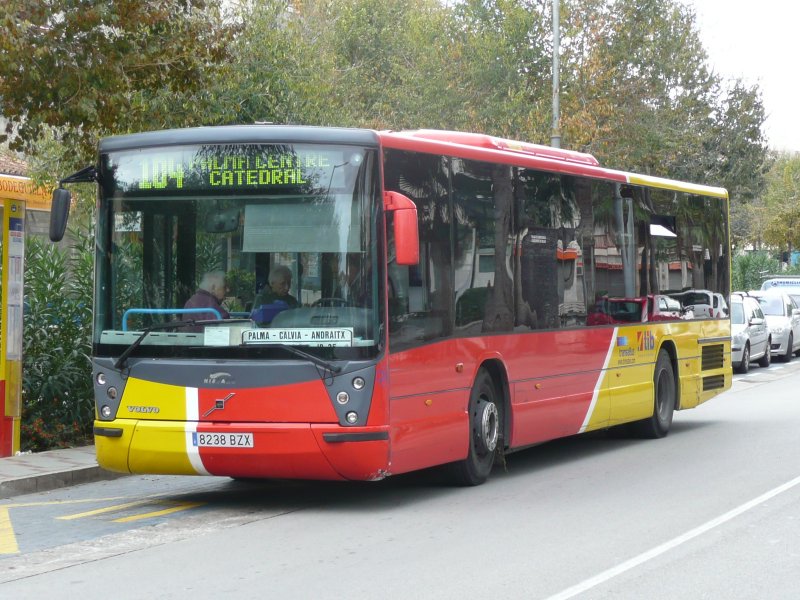 20.11.08,VOLVO Hispano der tib Nr.20 als berlandbus Palma-Calvia-Andraitx am Ortseingang von Peguera auf Mallorca/Spanien.