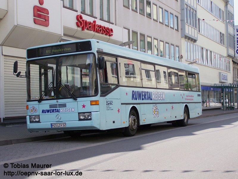 21.06.08: Ein O 407 der Firma Zarth, MZG-ZA 52, steht in der Lindenallee Neunkirchen, beschilderd als  R12 Neunkirchen .