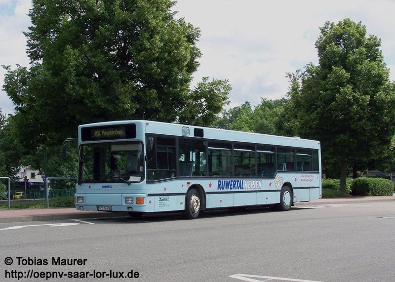 21.06.08: MZG-ZA 88, ein MAN NL 202 steht in der Neunkircher Lindenallee. Das Fahrzeug der Firma Zarth steht auf dem Pausenplatz. beschildert mit  R12 Neunkirchen .