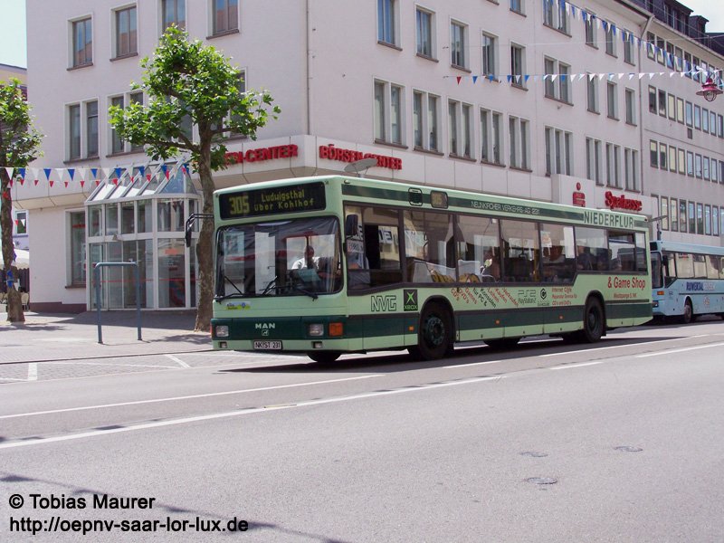 21.06.08: NVG Wagen 231, ein MAN NL 202, dreht seine Runden auf der Linie 305 nach Ludwigsthal. Abgelichtet in der Lindenallee in Neunkirchen.