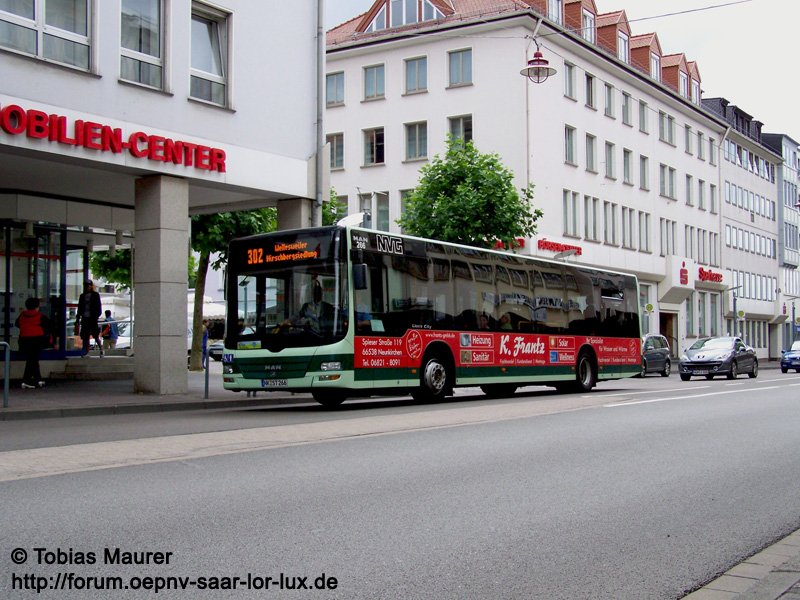 21.07.08: Wagen 266, ein MAN Lion's City der NVG - abgelichtet in der Lindenallee in Neunkirchen. Er bedient die Linie 302 nach Wellesweiler.