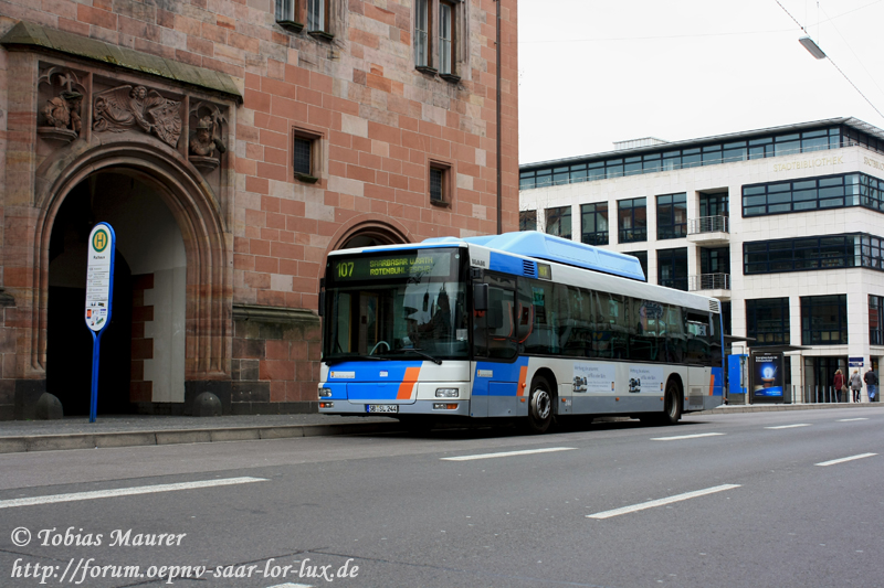 22.03.2009: hier sehen wir nochmal den Wagen 244 der Saarbahn. Der Gasbus steht nun am Saarbrcker Rathaus und bedient die Linie 107 zum Saarbasar.