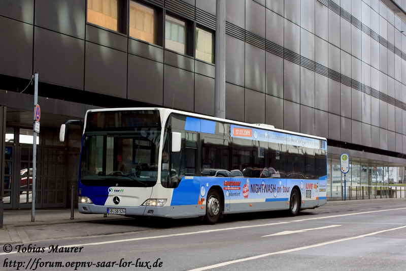 22.03.2009: SB-SB 526 der SaarBahn steht auf der Warteposition am SaarCenter. Auch stammt aus der letzten Dieselbus Lieferung an die SaarBahn. Nur seine Werbung geht ein wenig nach...