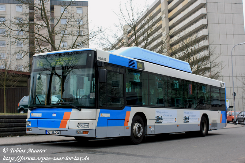 22.03.2009: SB-SL 244, Saarbahn Wagen 244, steht in Saarbrcken auf der Folsterhhe. Der MAN NL 263 CNG mit Flssigchriytalmatrix bediente die Linie 106 und macht nun ein kleines Puschen.