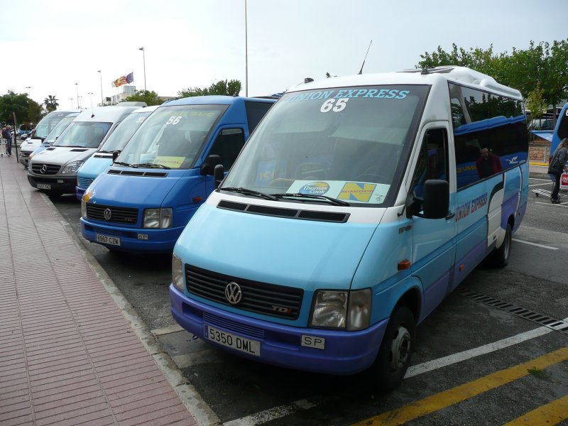 22.09.09,Kleinbusse von VW u.MB am Aeropuerto Internacional Es Codolar von Eivissa.