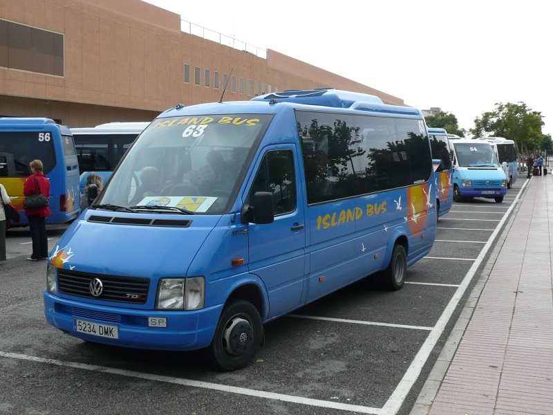22.09.09,VW-Kleinbus am Aeropuerto Internacional Es Codolar von Eivissa.