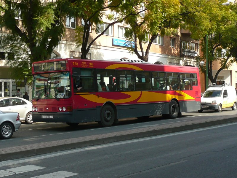 25.02.09,älterer Renault in Sevilla/Andalusien/Spanien.