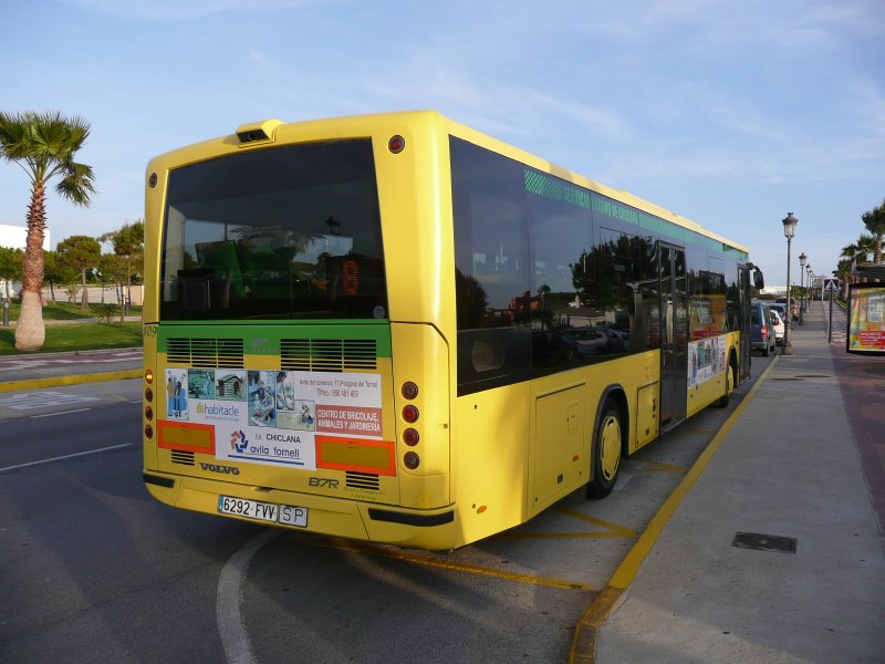 26.02.09,VOLVO Hispano als Linie 8 von Novo Sancti Petri nach Chiclana de la Frontera an der Haltestelle Hotel RIU Chiclana. 