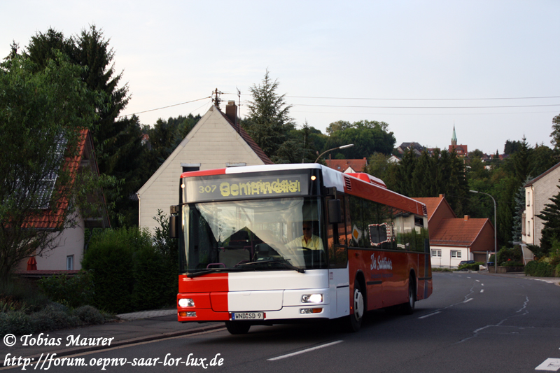26.08.09: Mit neuer Front und neuer Farbe konnte ich den WND-SD 9 erwischen. Der Wagen wurde huete berraschend auf der NVG Linie 307 eingesetzt. Leider zickt die vordere Matrix rum. Der Wagen erhielt nach einen Unfall im vergangenen Winter eine neue Front, es handelt sich hier eigentlich um einen MAN N 363 aus der Vorserie von 1998. Vor einigen Wochen verschwand damals noch weie Wagen und in rot lackiert zurck. Zustzlich erheilt er die weie Ecke vorne, die Front entspricht nun der SaarVV Regio Front, und das neue Firmendesgin der Firma Schmidt wurde auch aufgeklebt.