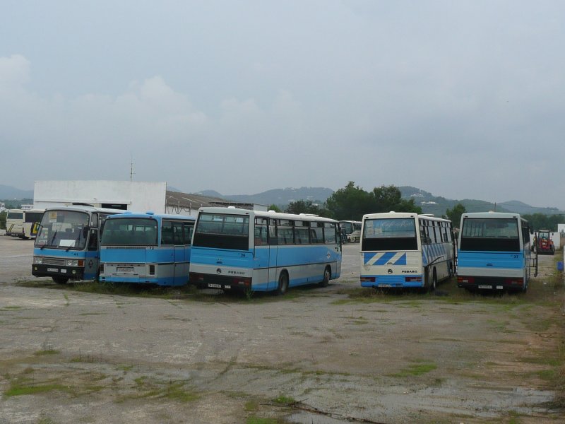 27.09.09,ausgemusterte Busse in Sant Antoni de Portmany auf Ibiza.