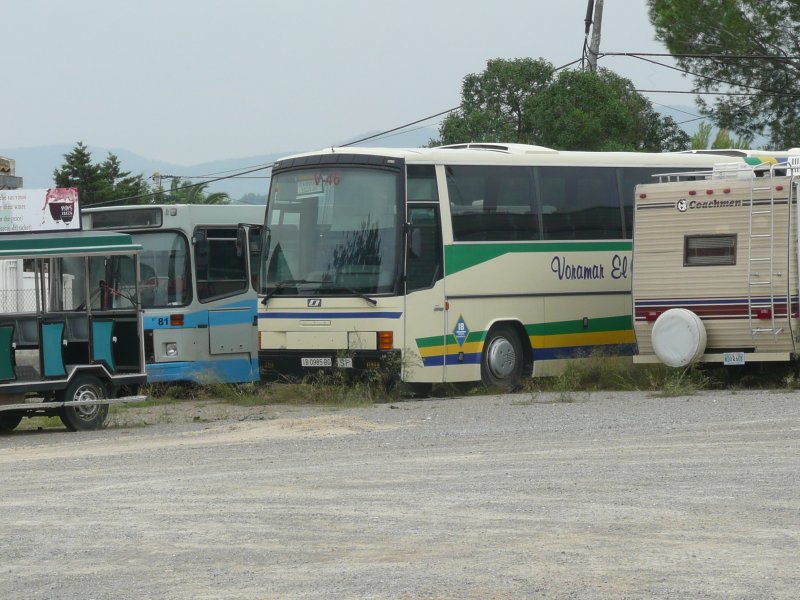27.09.09,unbekannter,abgestellter Reisebus in Sant Antoni de Portmany.Links im Hintergrund ein abgestellter Pegaso-berlandbus.