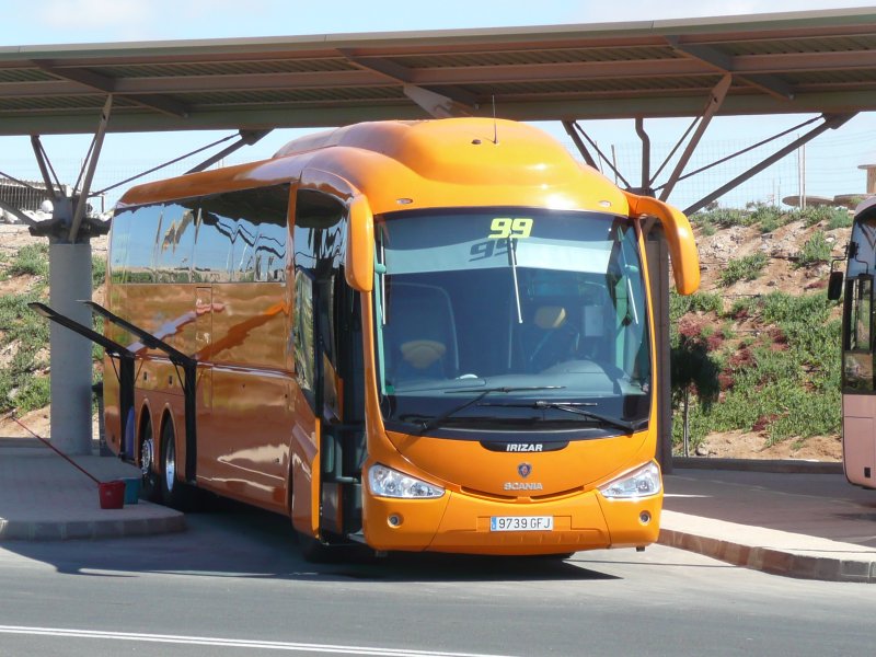 29.06.09,SCANIA-Hochburg Fuerteventura,ein Irizar von Grupo 1844 unter dem Sonnenschutzdach am Aeropuerto de Fuerteventura  El Matorral .