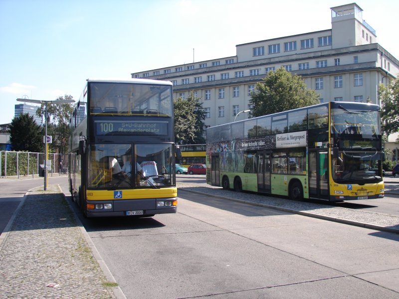 2mal die Buslinie 100 zu sehen mit 2 Unterschiedlichen Bussen. Aufgenommen am 05.08.07
