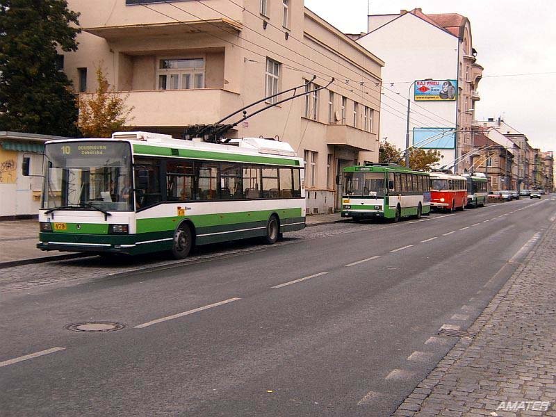 3 Generationen von Skoda-Trolleybusse - Pilsener Skoda 21Tr ACI Nr. 479 und 14Tr 08/6 Nr. 426, Budweiser Museumswagen 9Tr HT 26 Nr. 12 und noch ein Pilsener Skoda 21Tr ACI an der Endstelle CAN, Husova (Centralni Autobusove Nadrazi = Zentralbusbahnhof) 16. 10. 2004
