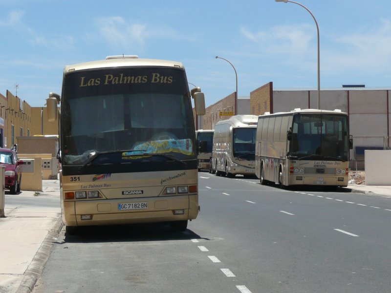 30.06.09,SCANIA-Hochburg Fuerteventura,3 x SCANIA am Depot von Las Palmas Bus Fuerteventura im Industriegebiet El Matorral.