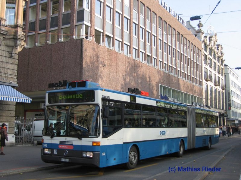 3.11.07 im Bellevue in Zrich, ein MB Dieselbus, als Tram Ersatz
