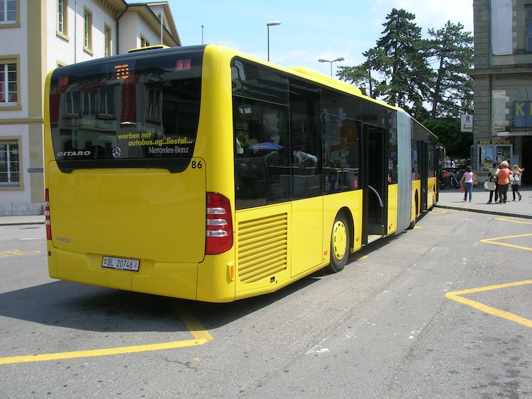 AAGL Mercedes Citaro Facelift G Nr. 86 (2009) am 24. Juni 2009 am Bahnhof in Liestal. Zum Zeitpunkt der Aufnahme war der Bus erst wenige Tage alt. 