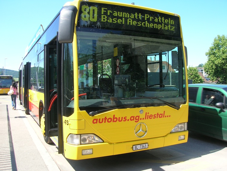 AAGL Mercedes Citaro G Nr. 93 (1999) im Frühling 2009 am Bahnhof in Liestal. Der Bus wurde Ende 2009 durch einen Citaro Facelift G mit der neuen Nr. 93 ersetzt. 