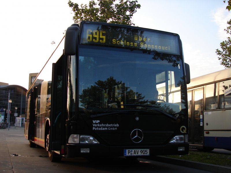 Abenddmmerung in Potsdam am Potsdamer Hbf. Dieser Bus fhrt gleich zum Bahnhof Pirscheide. Aufgenommen am 04.08.07