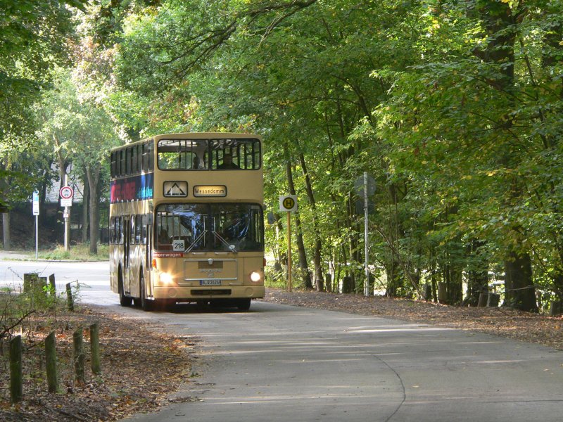 Abfahrt von der Pfaueninsel in Richtung Messedamm. Wagen 2626 ist der erste Bus der Reihe SD 200. Er wurde am 30.5.1975 in Betrieb genommen. Mehr Informationen unter http://www.traditionsbus.de/Fahrzeuge/sd_2626.htm (zum Bus) und http://www.traditionsbus.de/linie_218.htm (zu den Fahrzeiten auf der Linie). 3.10.2009