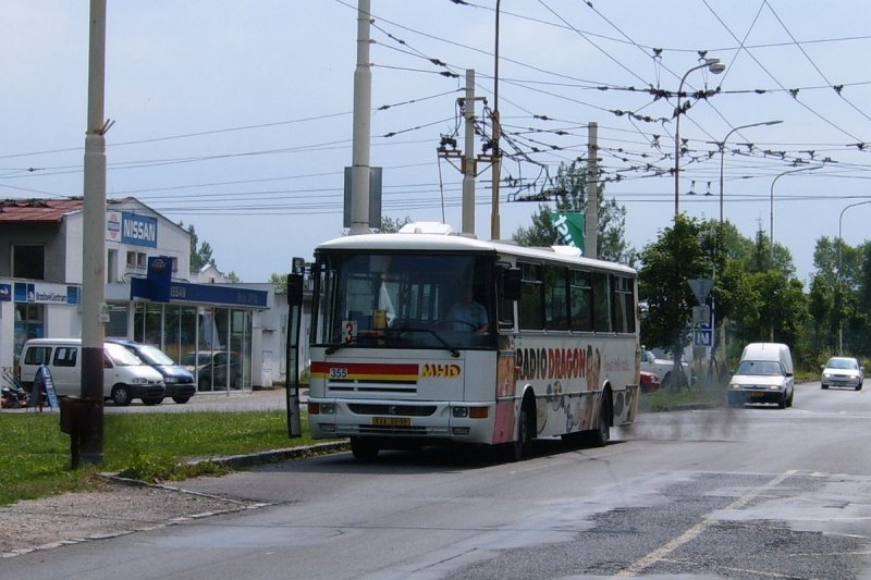 Als Trolleybusersatz fr eine Woche im Juli 2006 waren drei Stadtbusse aus Karlsbad ausgeliehen (heimische Quellen waren nicht ausreichend). Karlsbader Karosa B932 #355 war 14. 7. 2006 an der Linie Nr. 3 vor dem Betriebshof in Usovice.