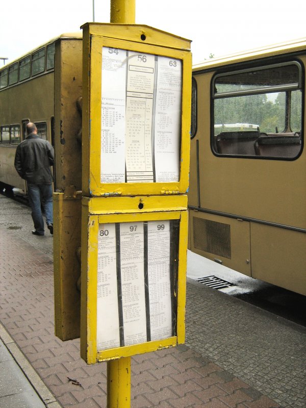 Alte Busaushnefahrplne, aufgestellt anllich des Sonderverkehrs mit historischen Bussen in Berlin-Spandau, Mai 2007
