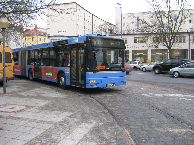 Am 03.02.09 (Streiktag)wartet ein MAN NG 263 von Baumann am Harras seine Stehzeit auf Linie 53 ab.