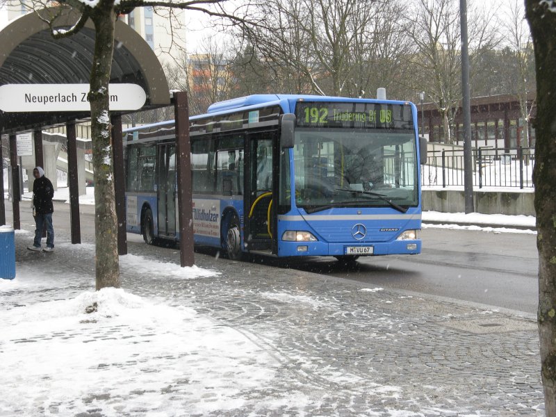Am 14.02.2009 wartet ein Gruber-Citaro am Neuperlach Zentrum auf Linie 192. 