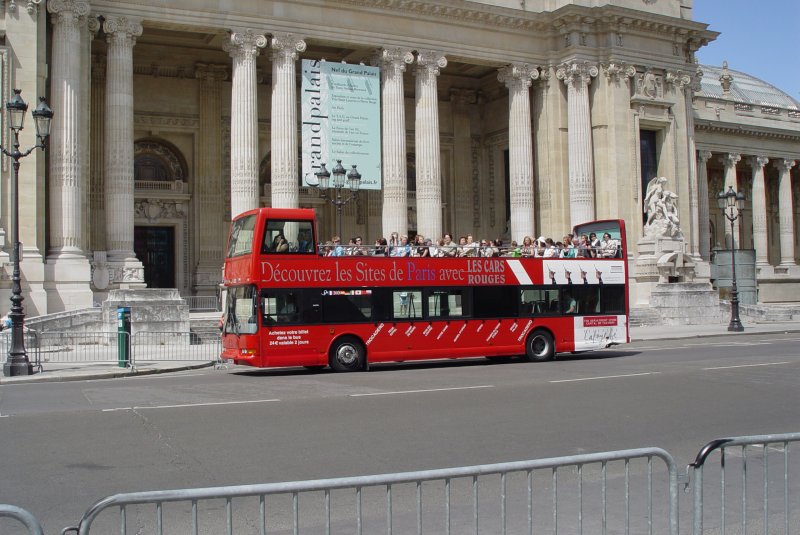Am 15.07.2009 steht in Paris vor dem Grand Palais dieser rote offene Stadtrundfahrtbus der Gesellschaft  Les cars rouges . Es handelt sich um eine VOLVO Sonderbauart