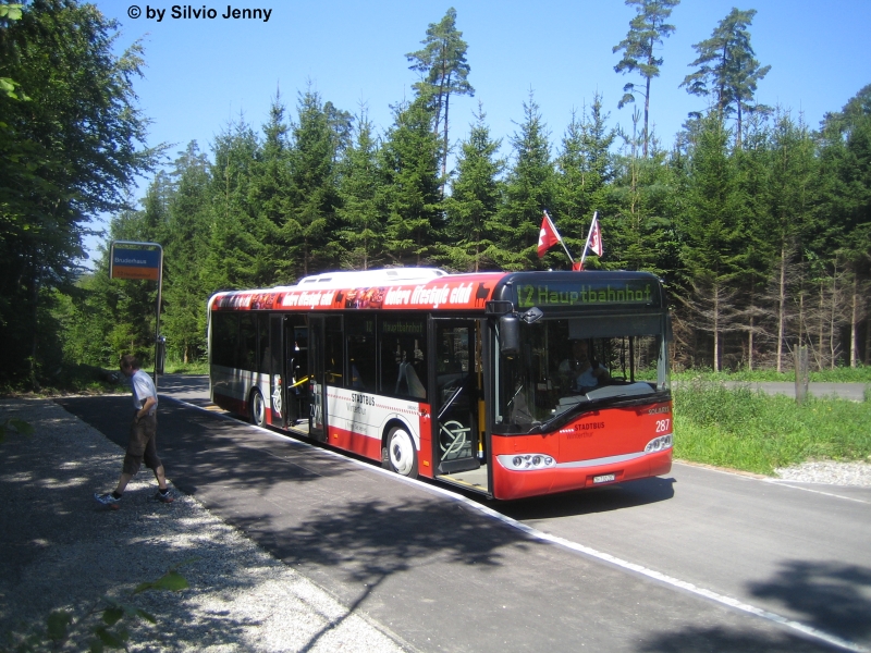 Am 1.8.09, dem Schweizer Nationalfeiertag wurde nach Sonntagsfahrplan gefahren. Deshalb war auch ein Stadtbus auf der Linie 12 im Einsatz. An diesem Tage der Wagen 287, wo er sich bei der Endstation Bruderhaus vor dem gleichnamigen Wildpark zeigt.