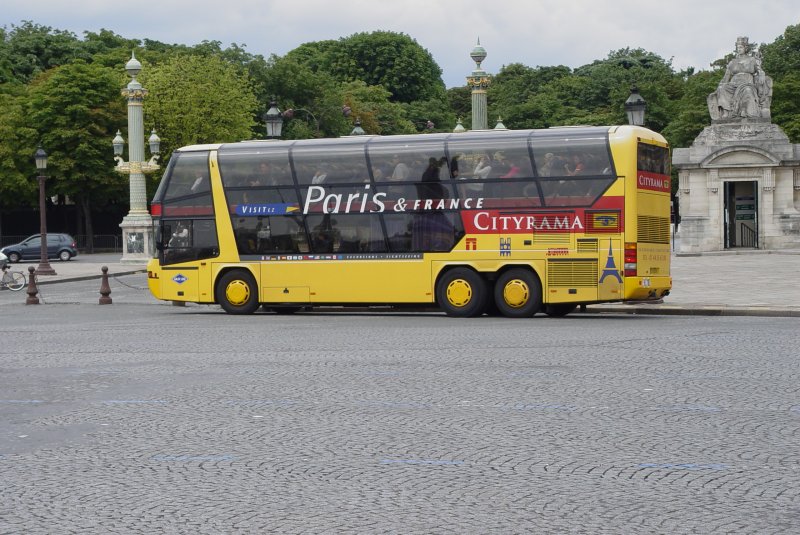 Am 19.07.2009 hlt dieser Stadtrundfahrtbus der Gesellschaft  Cityrama  auf der Place de la Concorde in Paris. Um was fr einen Bustyp es sich handelt weiss ich leider nicht