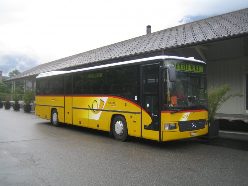 Am 20.6.09 ging ich mit meinem vater und meinem Bruder auf die 4-Pässe-Fahrt. Sie begann um 9.20 in Meiringen, und führte auf den Grimsel-, Nufenen-, Gotthard- und Sustenpass. Dafür eingesetzt wurde der Mercedes Integro Nr. 69  Haslital  von PU AVG (Autoverkehr Grindelwald). Hier steht er noch ganz am Anfang der Reise beim Bahnhof Meiringen.
