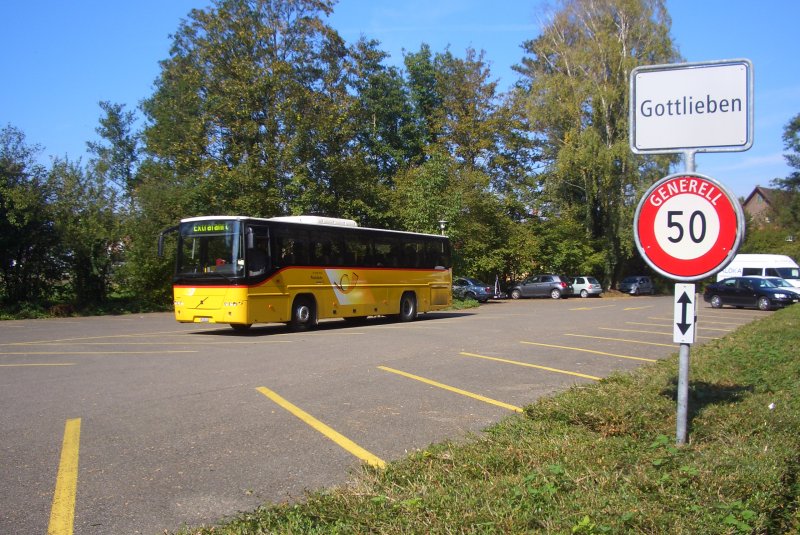 Am 29.09.2009 stand auf dem Drachenburg-Parkplatz in Gottlieben ein Postauto fr eine Extrafahrt. Es stammt aus der Region Graubnden.