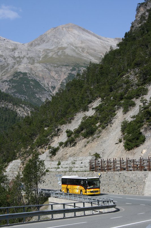 Am Morgen des 2.8.2007 fhrt der Integro GR 75'003 (2006, PU Terretaz) bei Punt La Drossa bergwrts zum Ofenpass. 